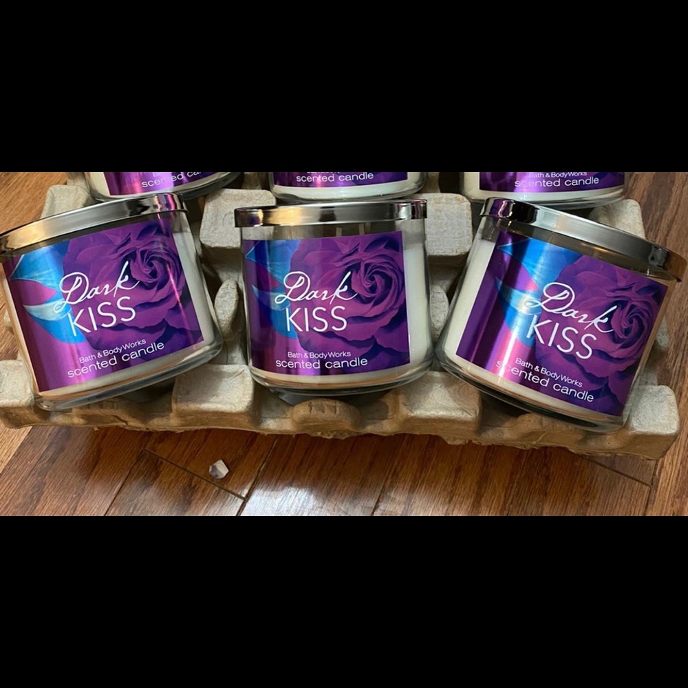 3 dark kiss candles